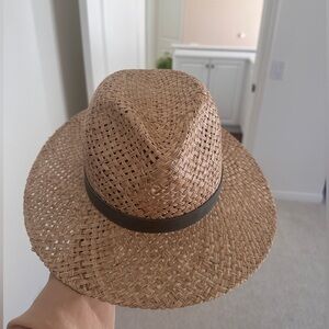 Janessa Leone otis hat